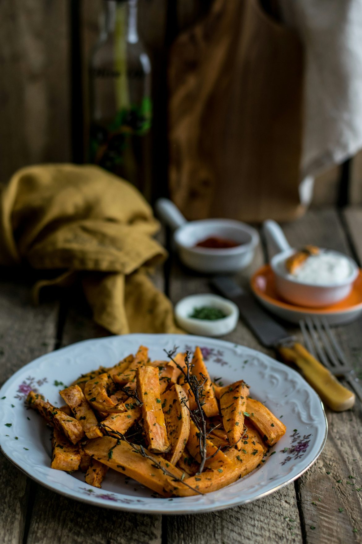 Snack on these delicious crispy sweet potato fries with a creamy 1000 island dip to keep the hunger pangs at bay during your next braai!