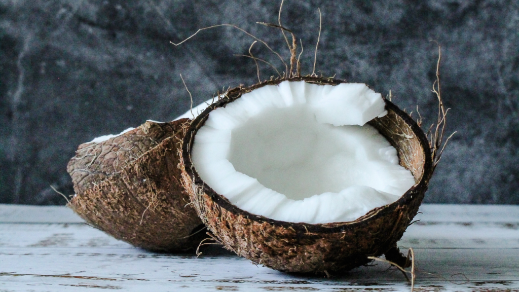 5 nutritional benefits of eating coconuts