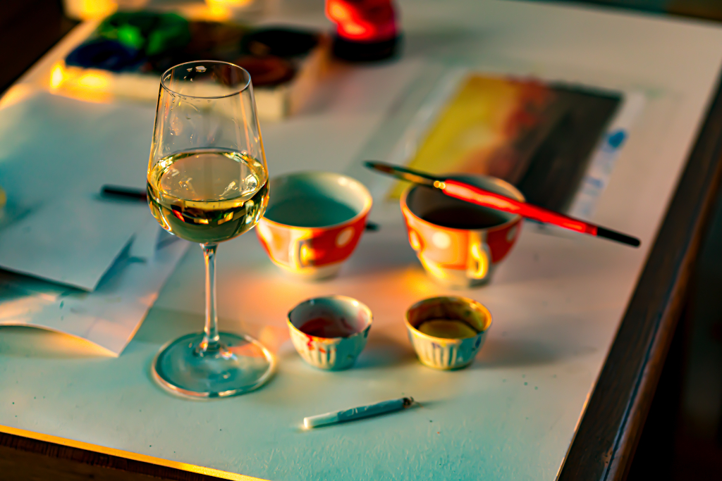 How to host a sip and paint party